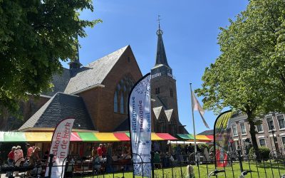 Kom naar de kraam van de Maartenskerk tijdens de Montmartre Hillegom